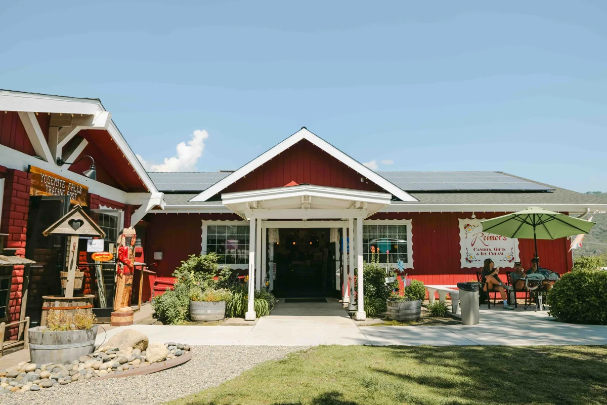 Reimer's Candies storefront near Oakhurst, CA