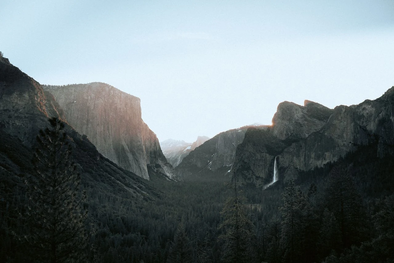 Tunnel View panoramic overlook of Yosemite Valley with El Capitan, Bridalveil Fall, and Half Dome.